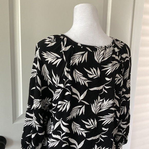 LOFT medium top black and white tropical leaves scoop neckline - Picture 8 of 12